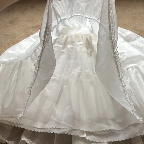 Full slip,white Poofy. Velcro closure girls teen / ladies S/M. Wedding/costume - Picture 10 of 17